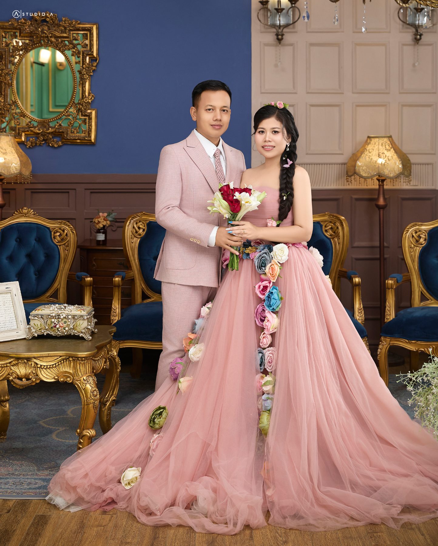 ပန်းရောင်ပန်းဝတ်စုံ